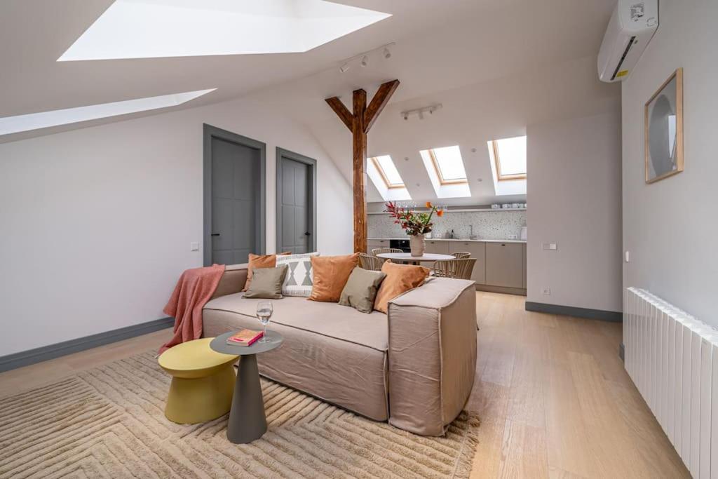 Appartamento Bright Designer Mansard In City Centre Riga