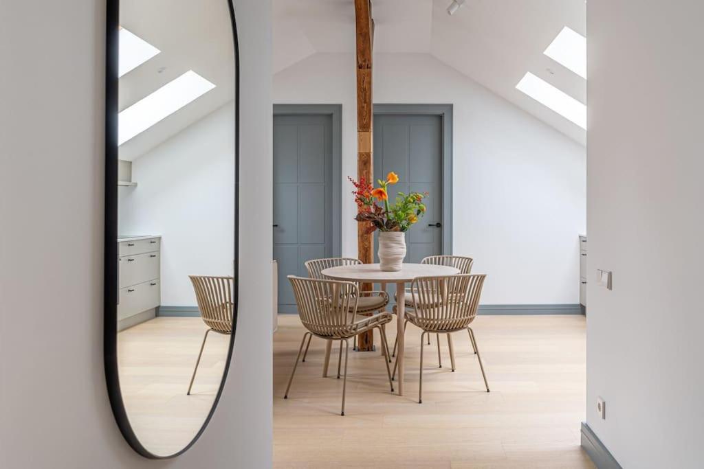 Bright Designer Mansard In City Centre Appartamento