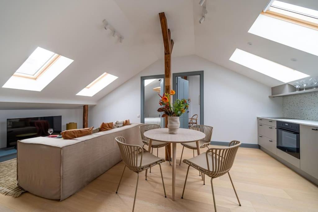 Bright Designer Mansard In City Centre Appartamento