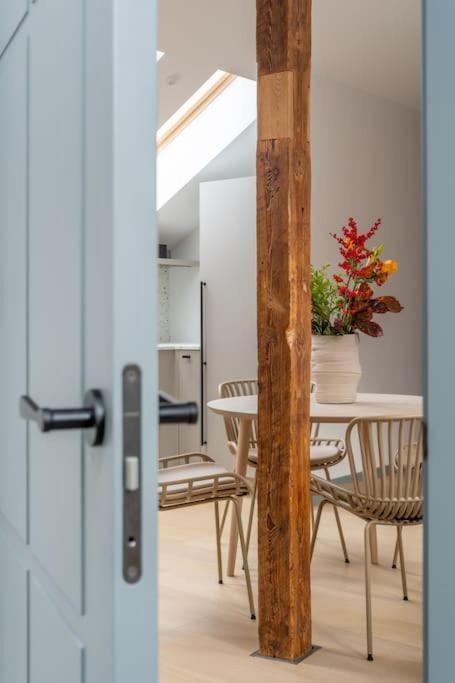 Bright Designer Mansard In City Centre Appartamento